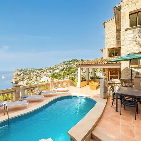 Cala Llamp Villa *