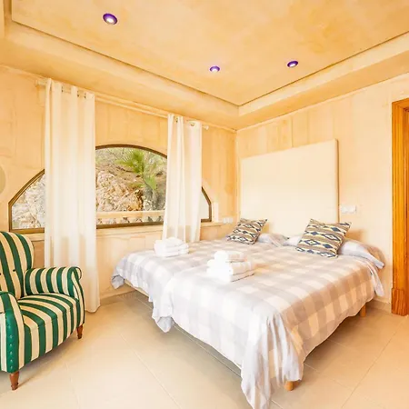 Cala Llamp Villa *